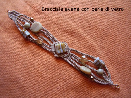 Bijoux: Bracciale avana con perle di vetro, realizzato da Medi Cristina