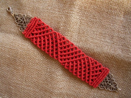 Bijoux: Bracciale rosso, realizzato da Medi Cristina