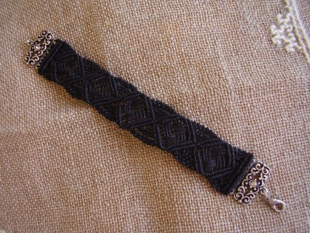 Bijoux: Bracciale nero con chiusura filigrana, realizzato da Medi Cristina