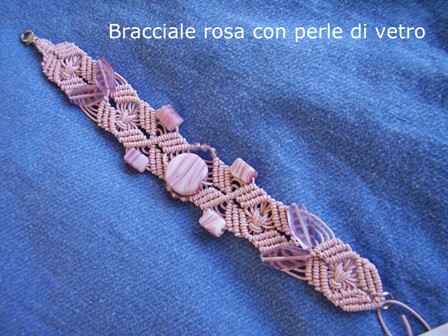 Bijoux: Bracciale rosa con perle di vetro, realizzato da Medi Cristina