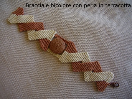 Bijoux: Bracciale bicolore con perla in terracotta, realizzato da Medi Cristina