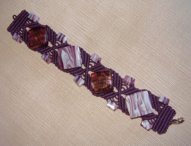 Bijoux: Bracciale viola con perle, realizzato da Medi Cristina