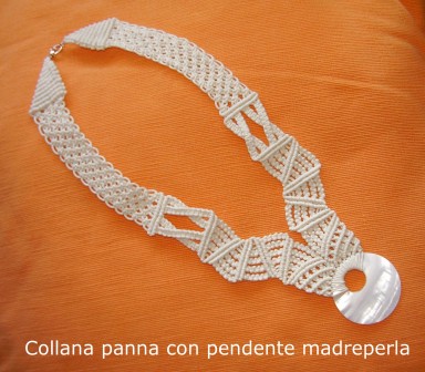 Bijoux: Collana panna con pendente madreperla, perle di vetro, realizzata da Medi Cristina