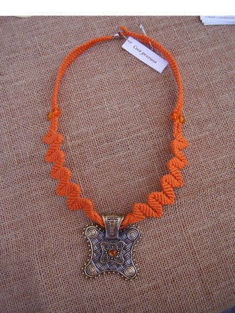 Bijoux: Collana macram arancio con pendente indiano, realizzata da Medi Cristina