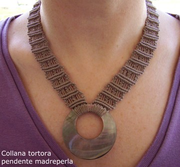 Bijoux: Collana tortora pendente madre perla, realizzata da Medi Cristina