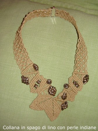Bijoux: Collana in spago di lino con perle indiane, realizzata da Medi Cristina