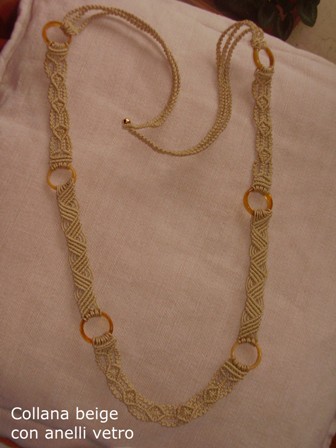 Bijoux: Collana beige con anelli di vetro, realizzata da Medi Cristina