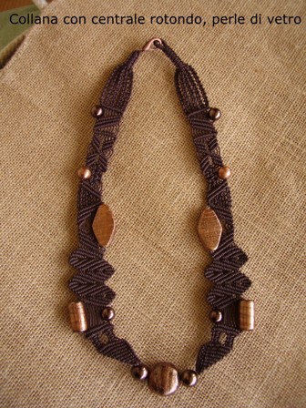 Bijoux: Collana con centrale rotondo, perle di vetro, realizzata da Medi Cristina