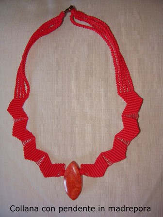Bijoux: Collana con pendente in madrepora, realizzata da Medi Cristina