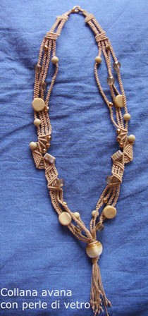 Bijoux: Collana avana con perle di vetro, realizzata da Medi Cristina