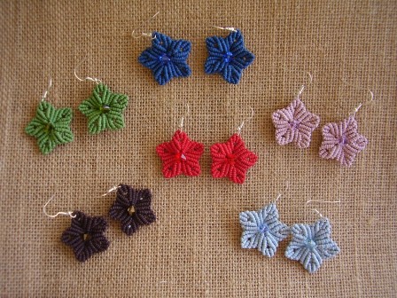 Bijoux: Orecchini fiore multicolori, realizzati da Medi Cristina