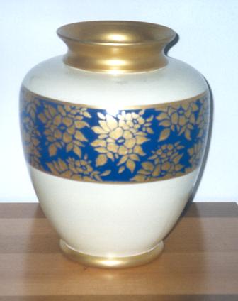 Ceramica: Vaso bianco decorazioni oro/blu, realizzata da Caldararo Graziella