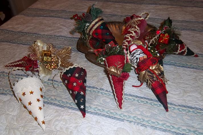 Natale 2010: Coni vittoriani natalizi di Di Lodovico Maria Grazia